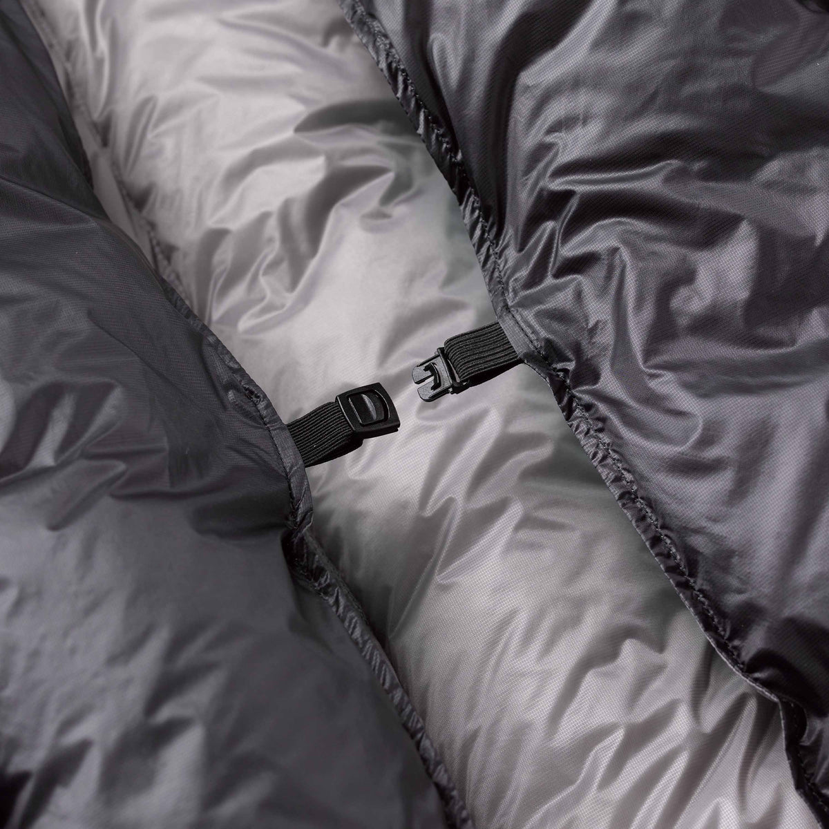 A close up of the 3 Low-Profile center push clips for maximum warmth on the Hyperlite Mountain Gear 40 Degree Quilt